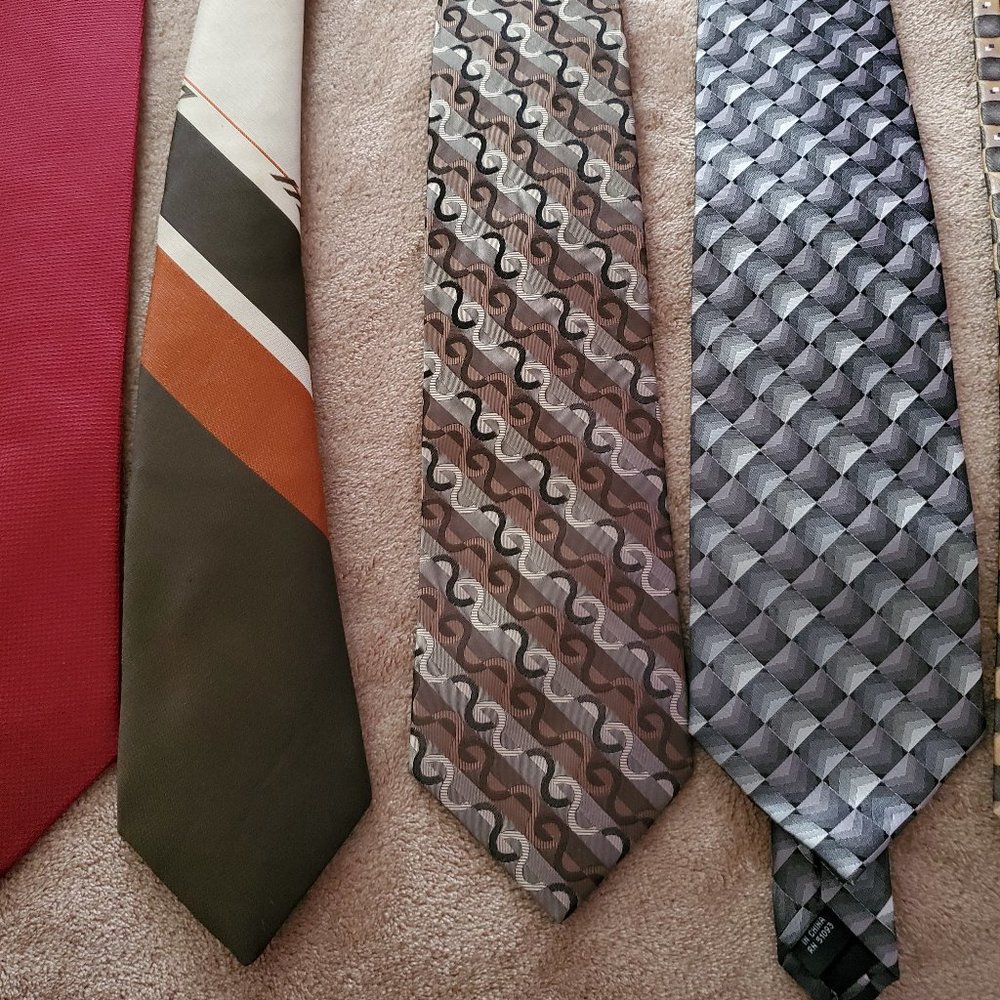 Set of Nine Elegant Ties - Picture 6 of 13